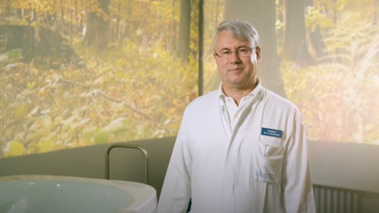 Dr. Kaufmann vor der Videoprojektionsfläche im Kreißsaal des St. Josefskrankenhaus Heidelberg